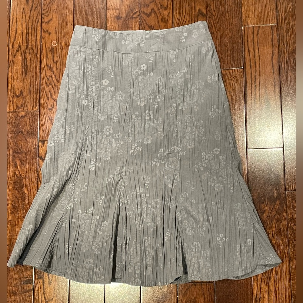 Grey a-line lightly crimped skirt.